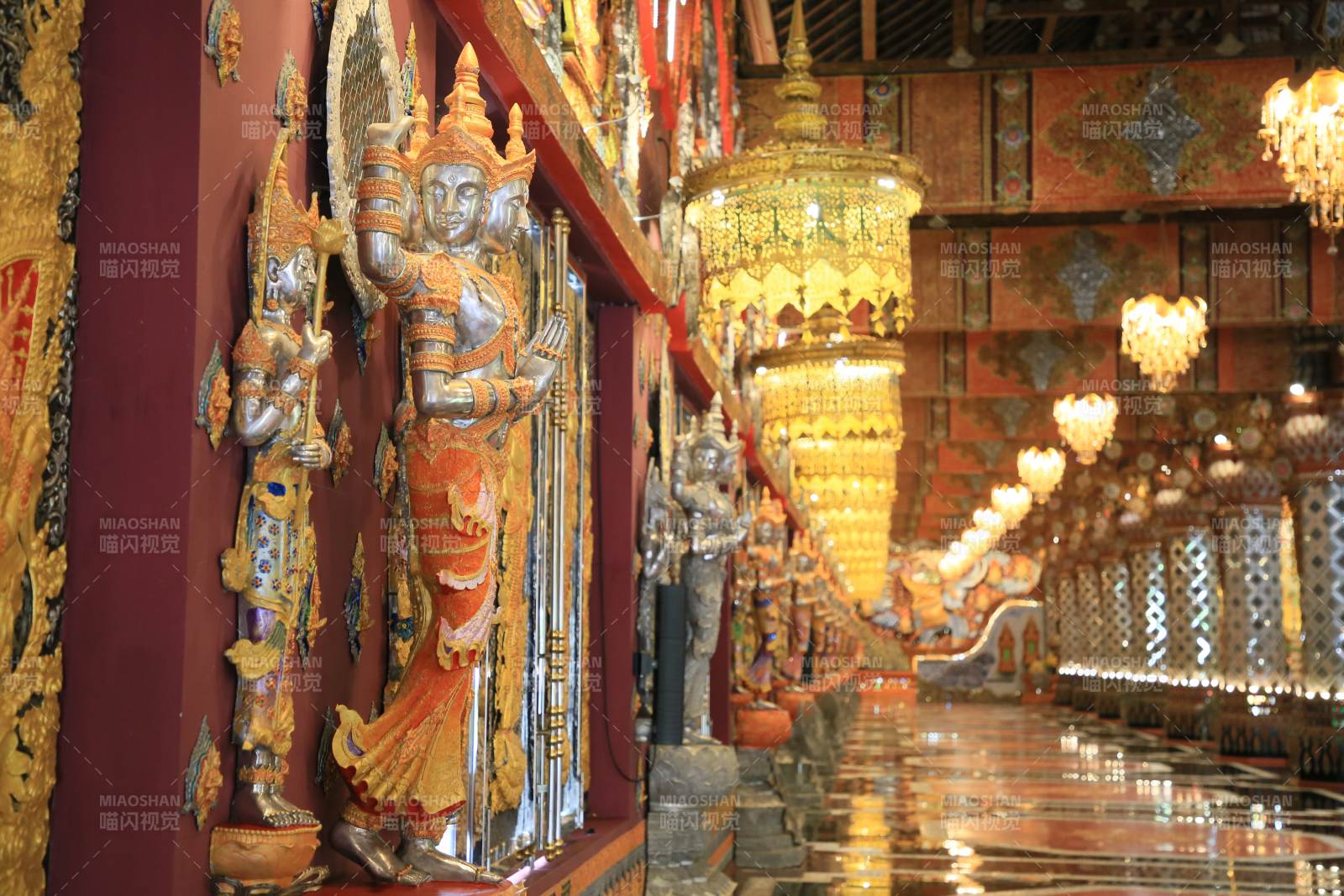 泰国清迈华丽的寺庙走廊图片