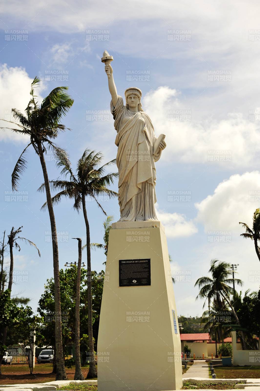 关岛自由女神像矗立热带图片