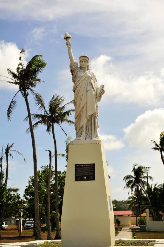 关岛自由女神像矗立热带图片