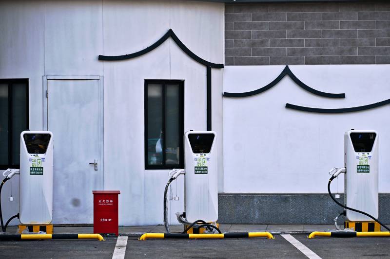 充电站前的三台设备图片