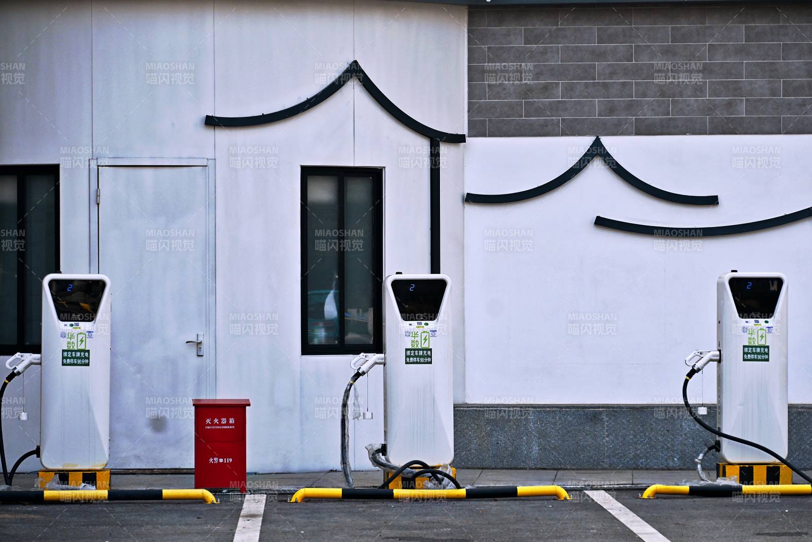 充电站前的三台设备图片