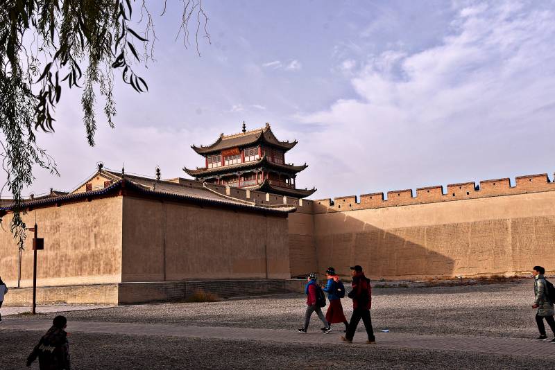 甘肃嘉峪关古城墙下行人影图片