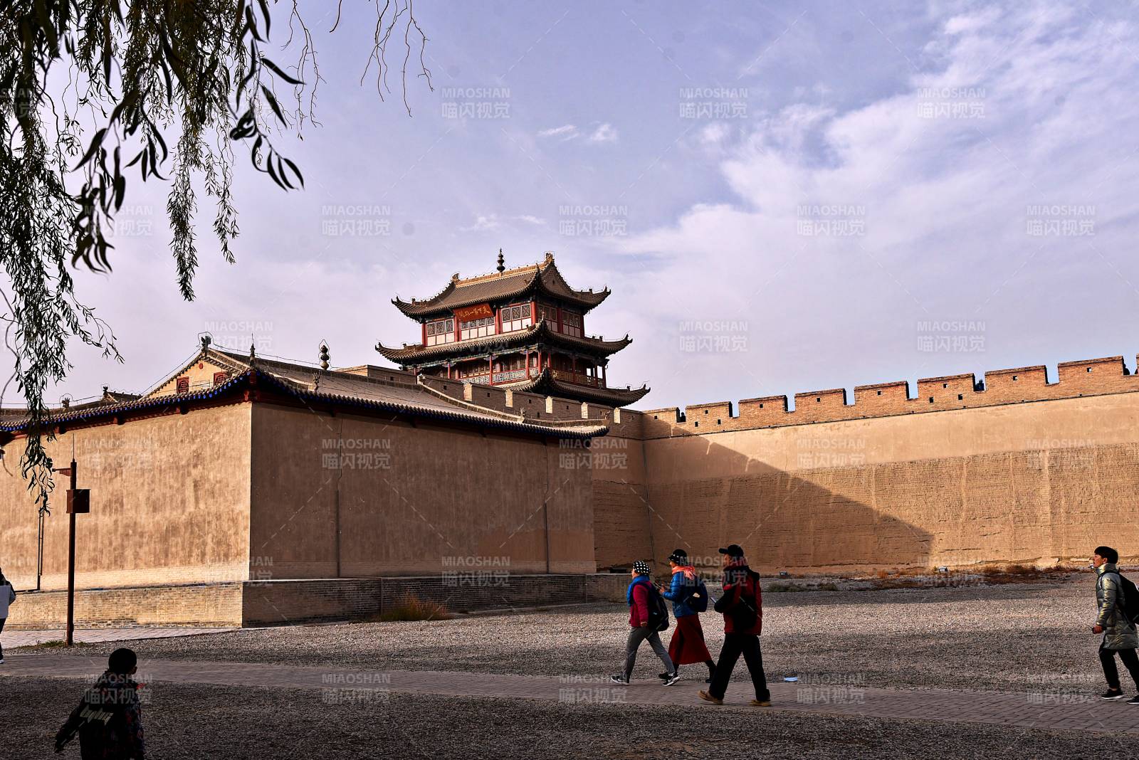 甘肃嘉峪关古城墙下行人影图片