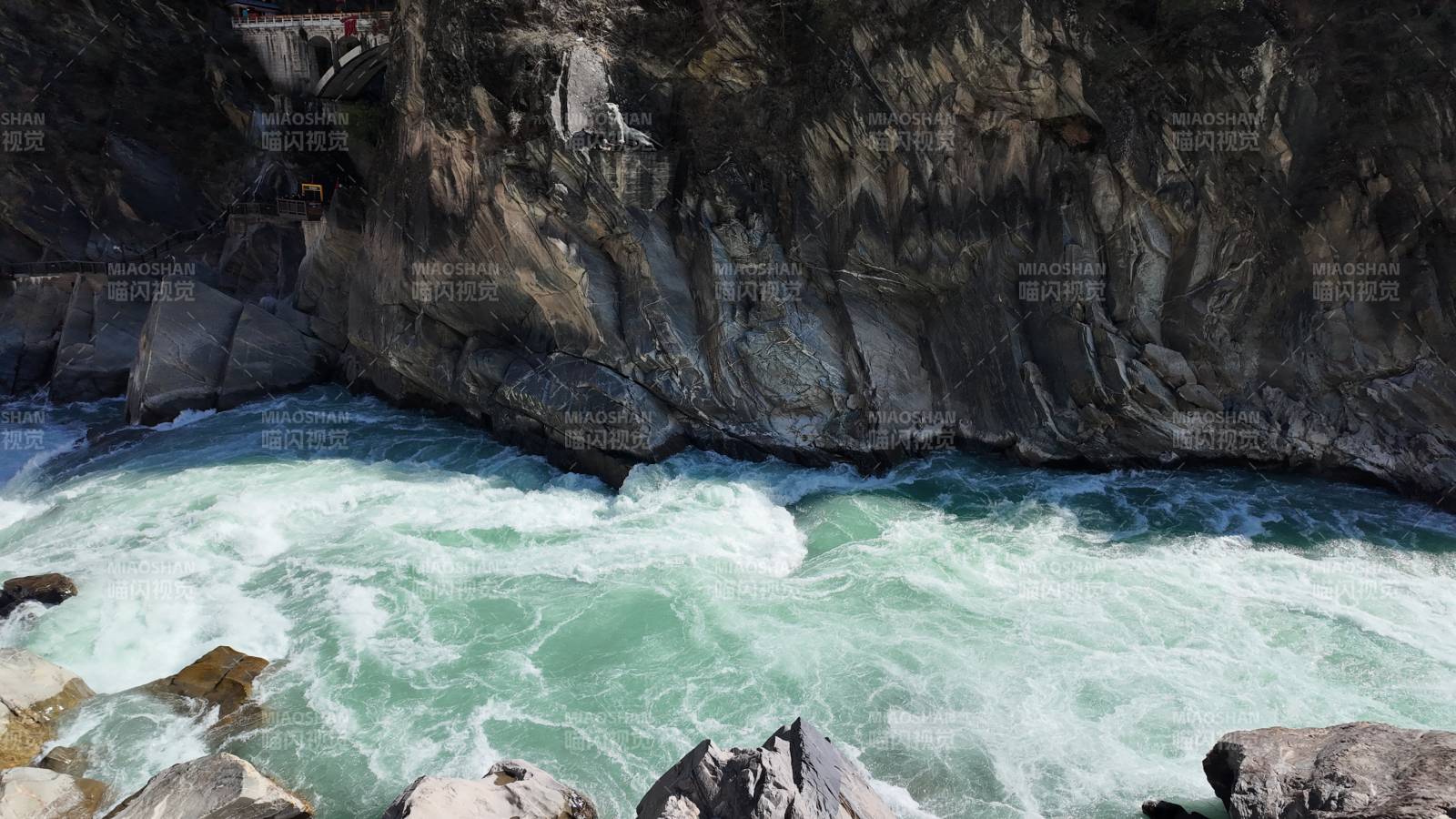 激流穿岩 水花飞溅 虎跳峡图片