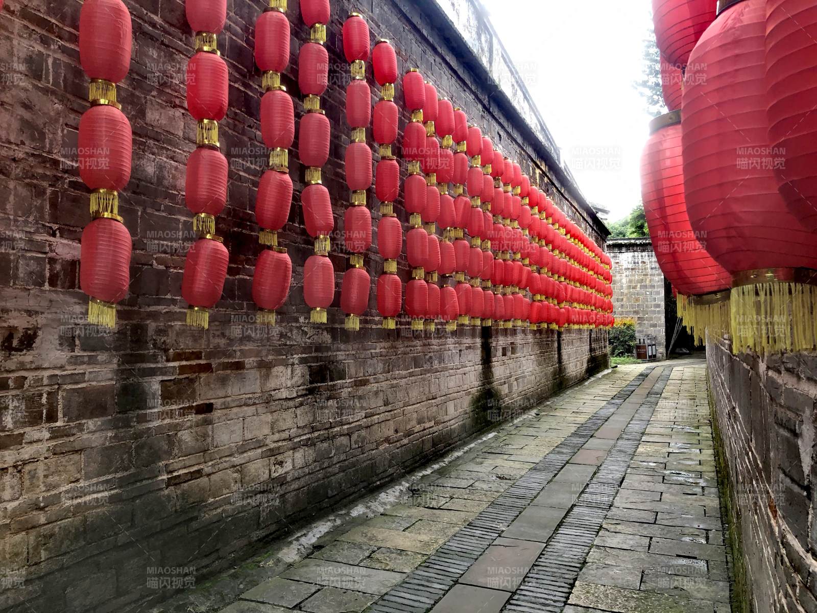 红灯笼巷道图片