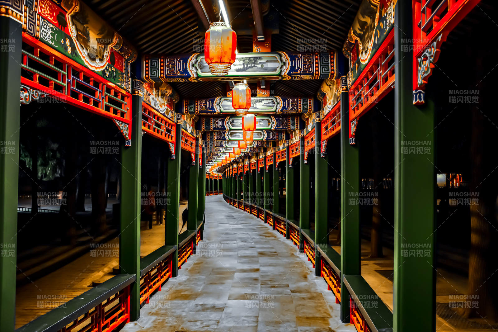 颐和园古色古香长廊夜景图片