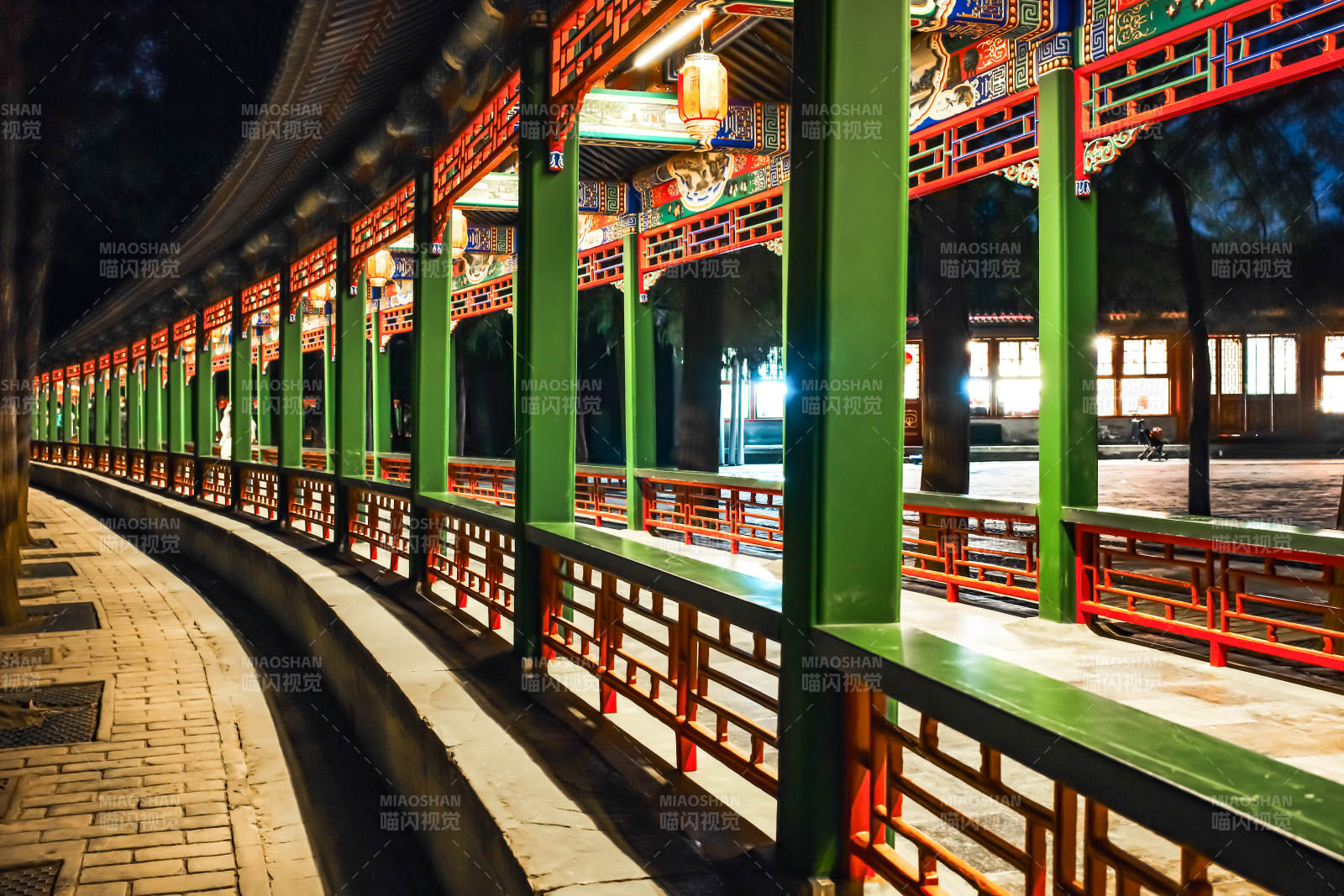 颐和园夜色中的长廊美景图片