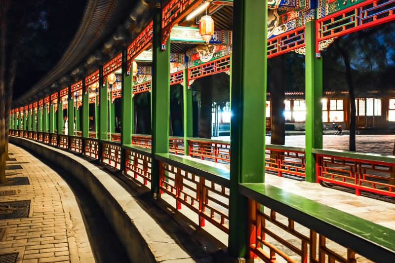 颐和园夜色中的长廊美景图片