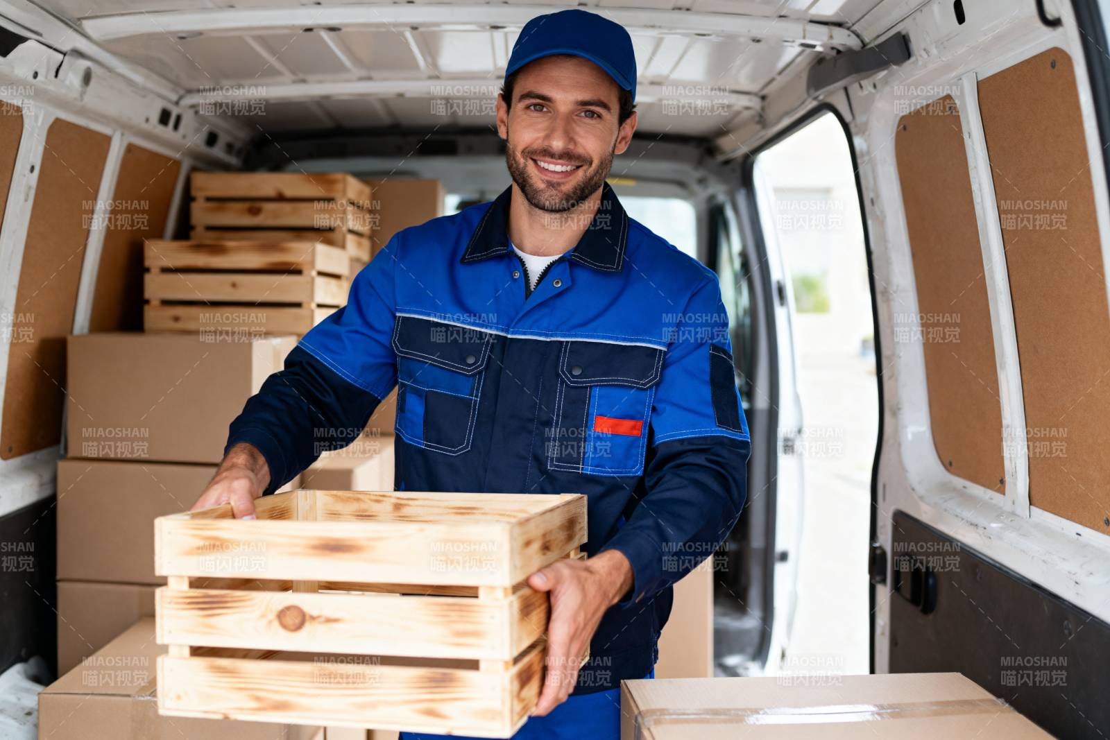 搬运工微笑搬运木箱图片