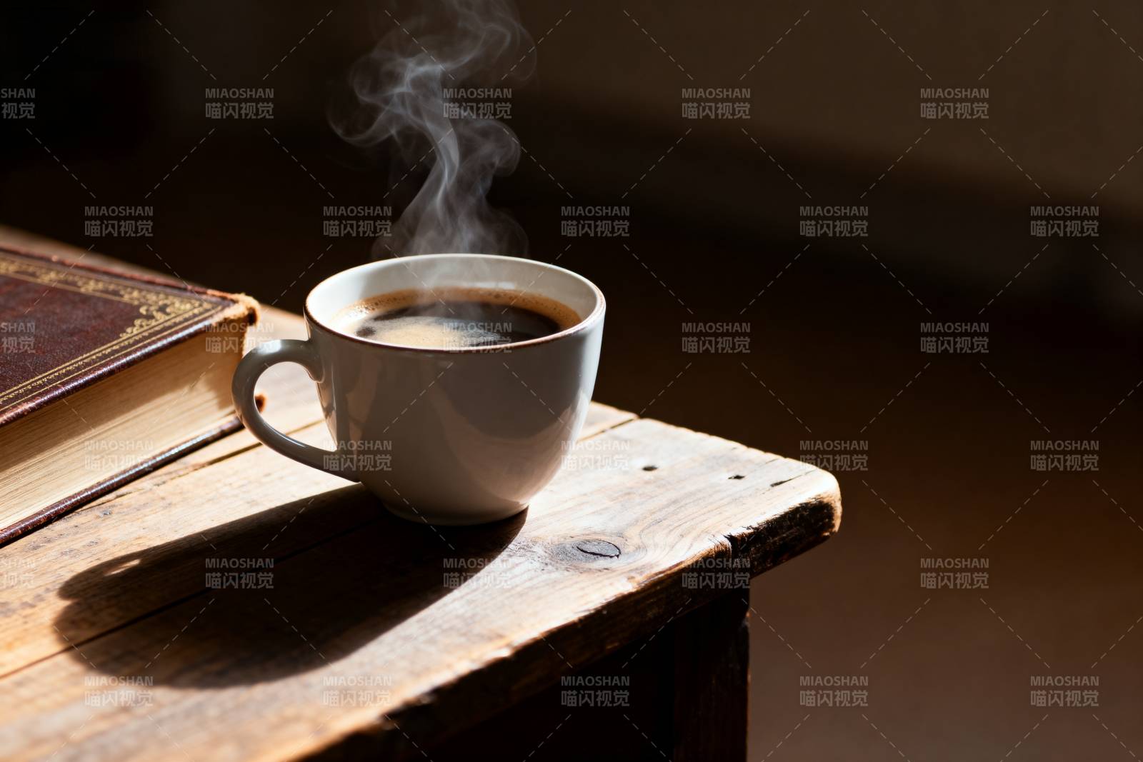 热咖啡与旧书相伴图片