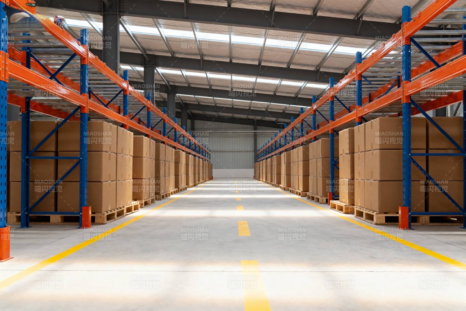 宽敞整洁的仓库内部图片