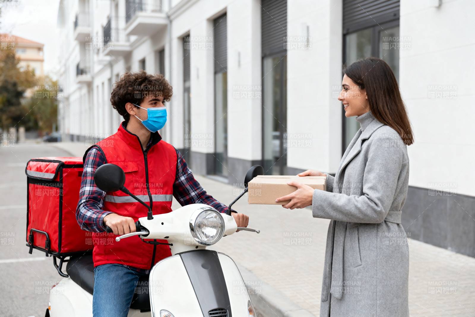 快递员送餐给顾客图片