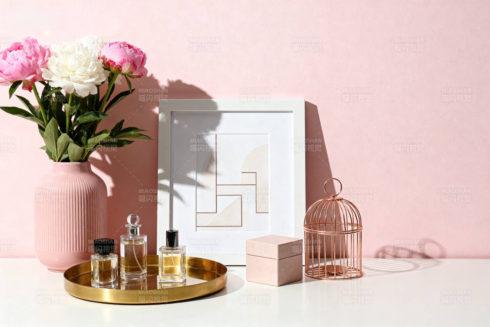 粉色花艺静物摆拍图片