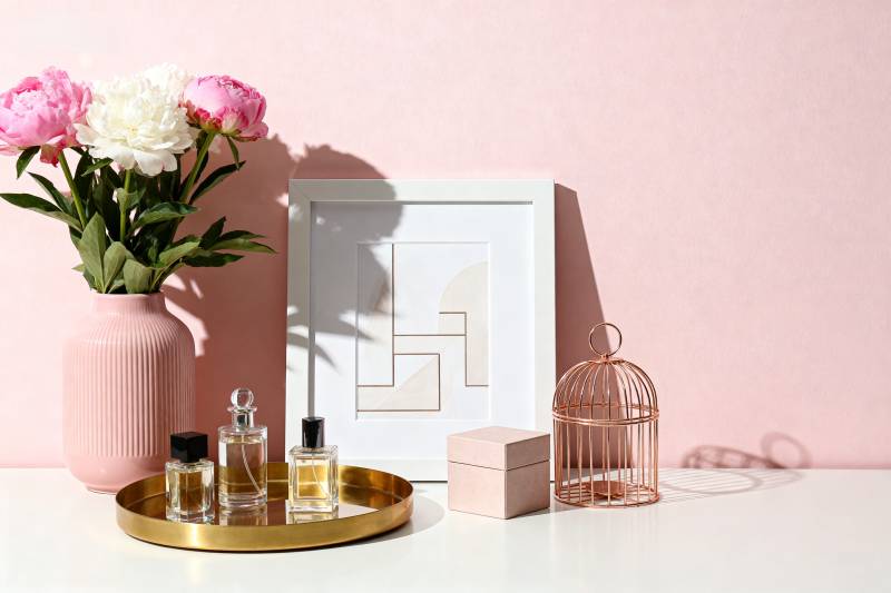 粉色花艺静物摆拍图片