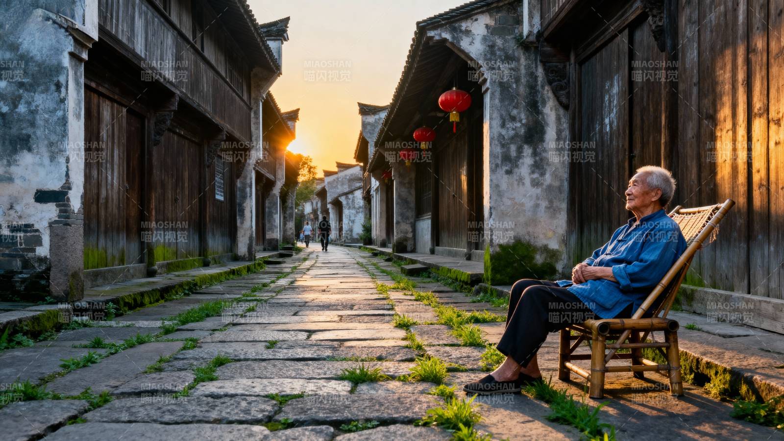 古巷夕阳老人静坐图片