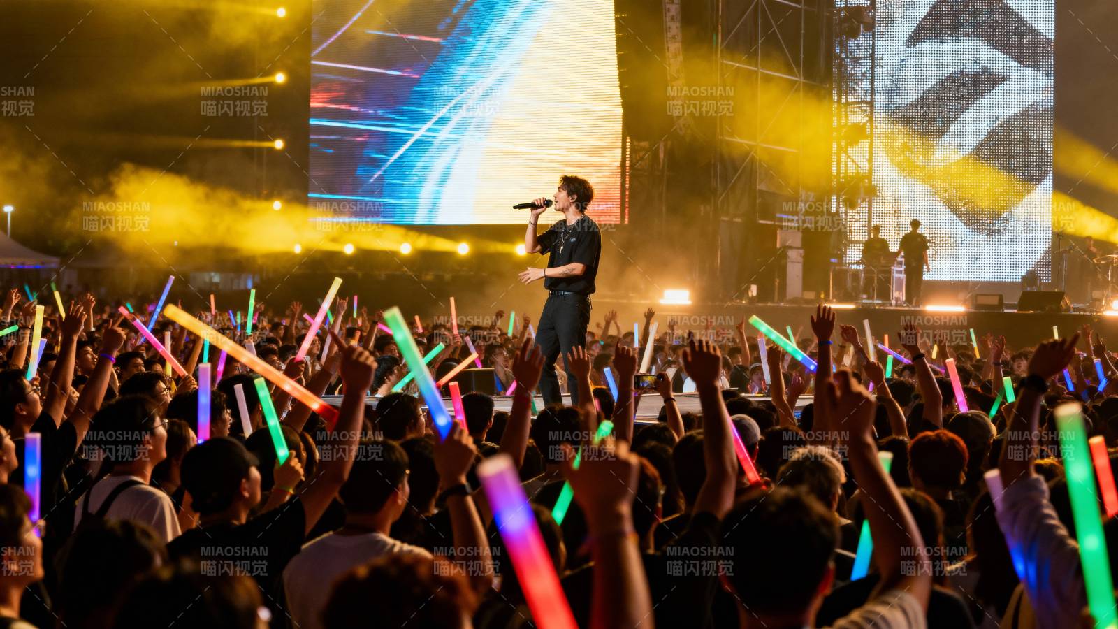 演唱会现场狂欢图片