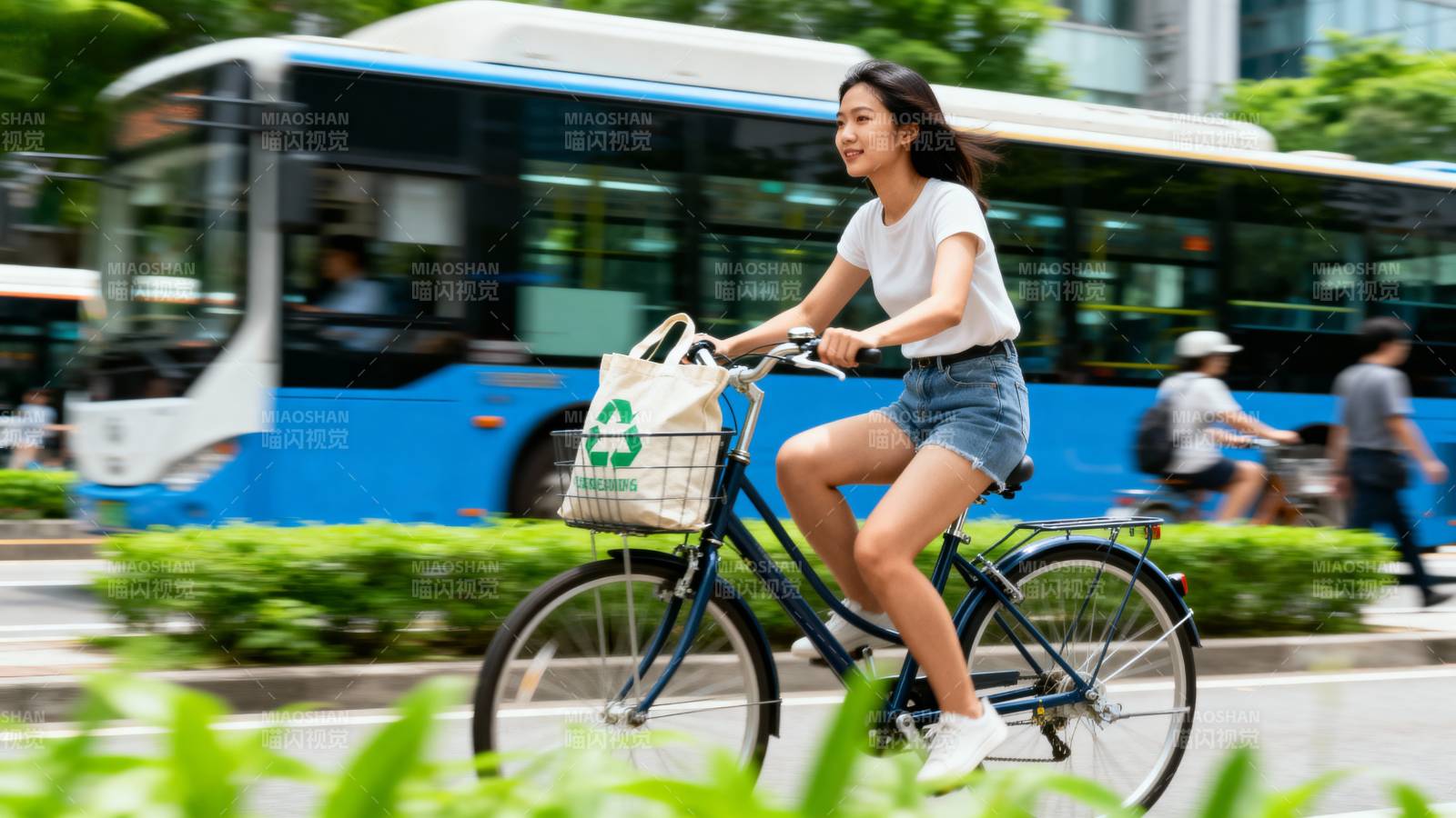 骑车女孩城市行图片