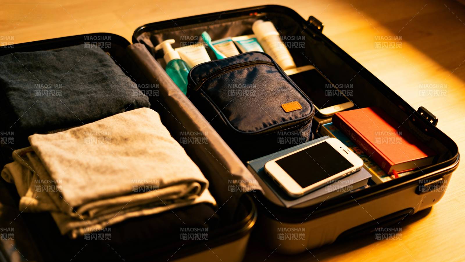 行李箱内物品整理图片