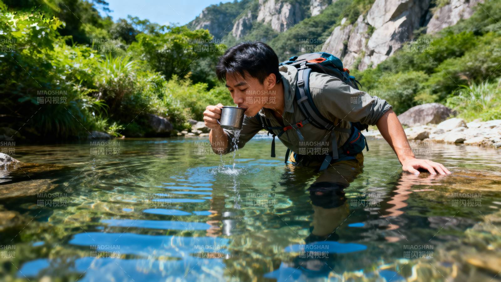 山涧饮水 畅享自然图片