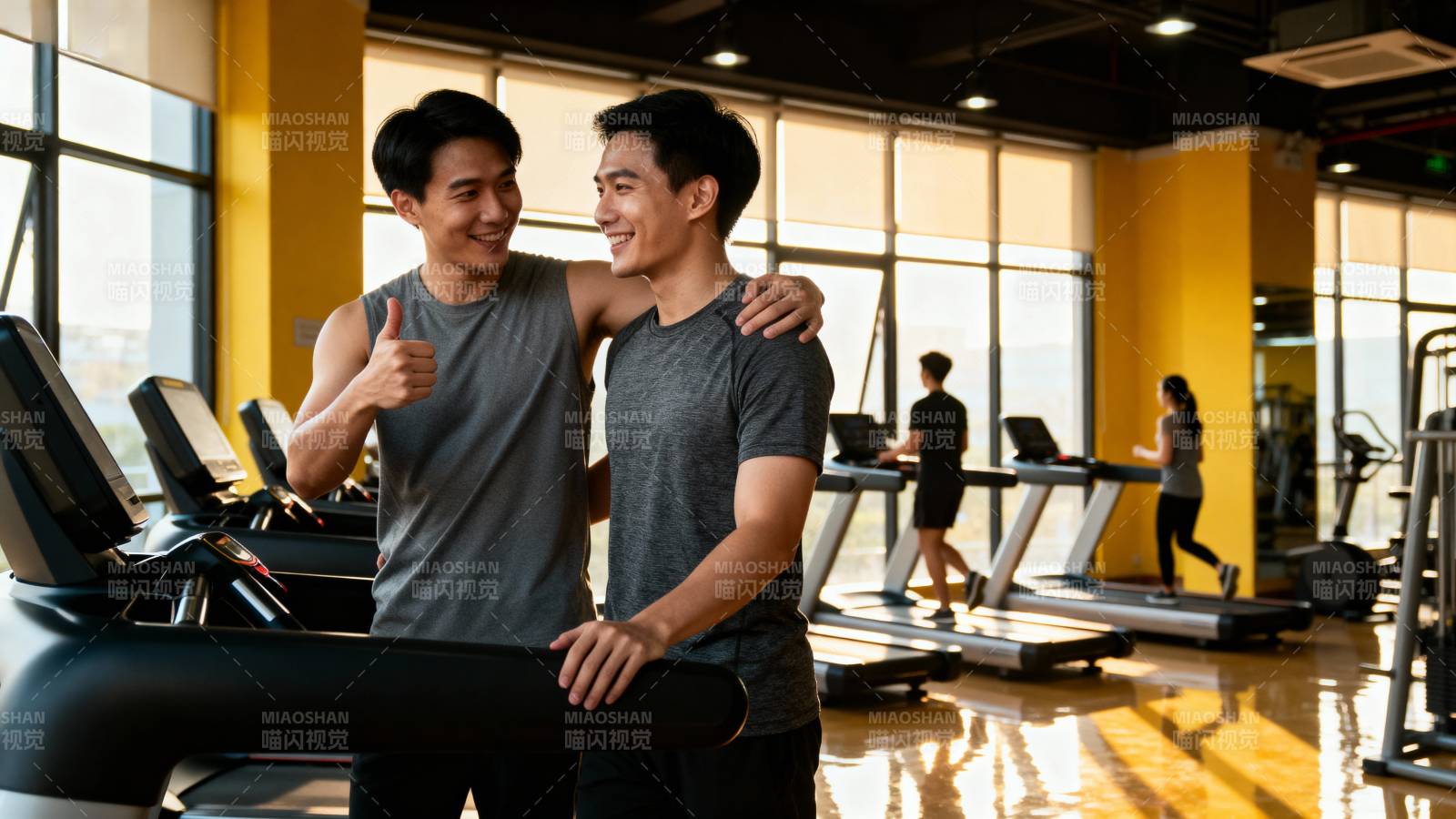 健身房里的兄弟情图片