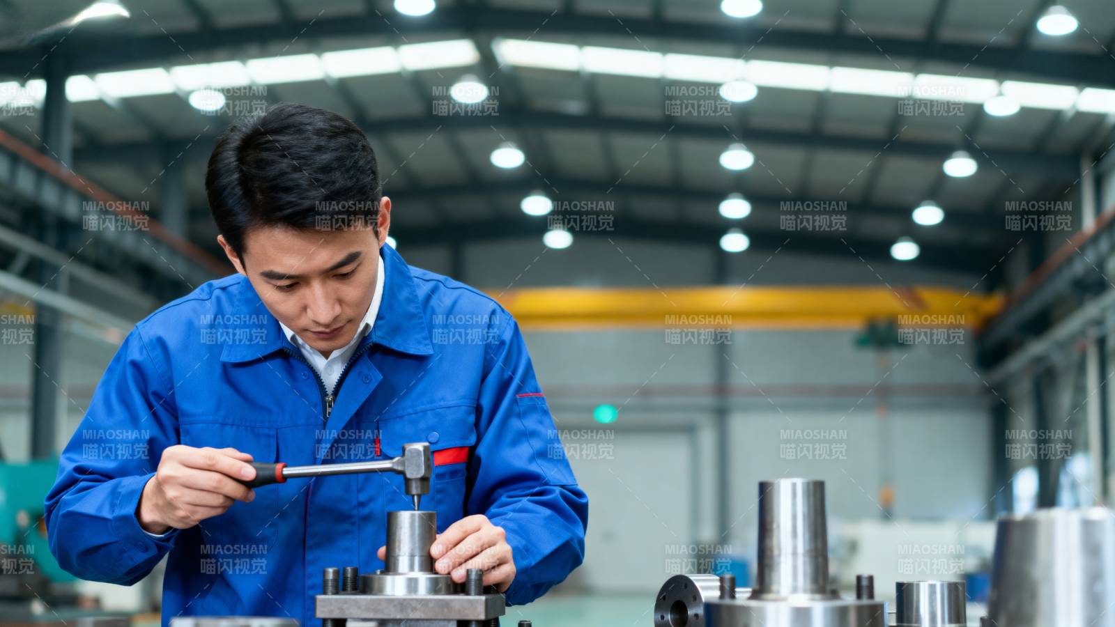 工人专注操作机械图片