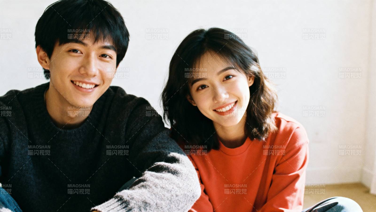 笑容满溢的年轻情侣图片