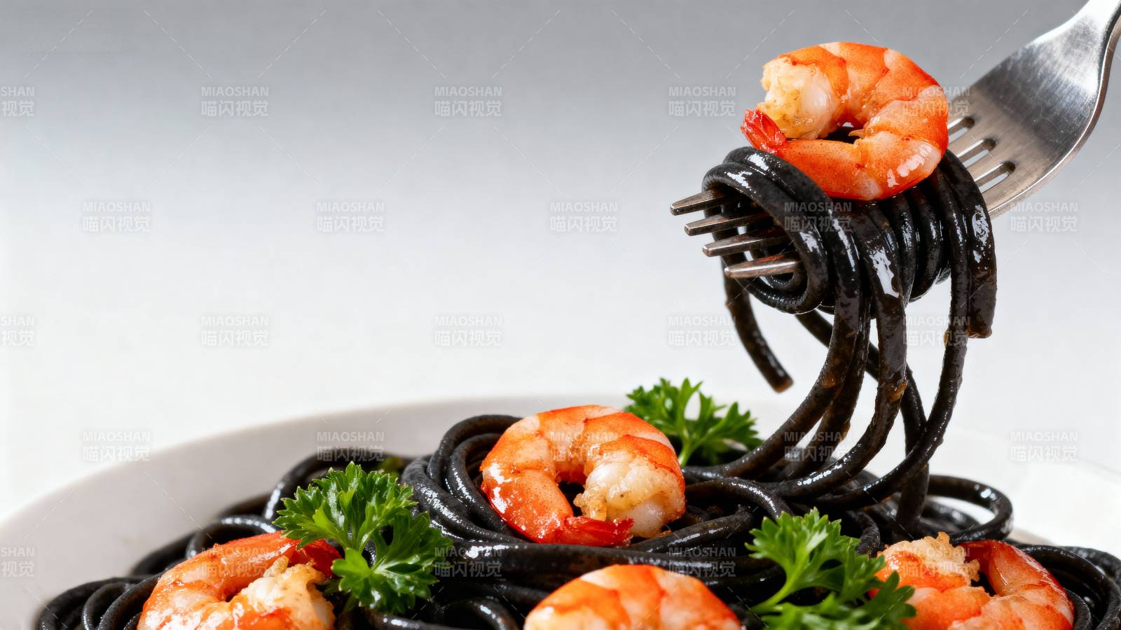 墨鱼汁意面配虾仁图片