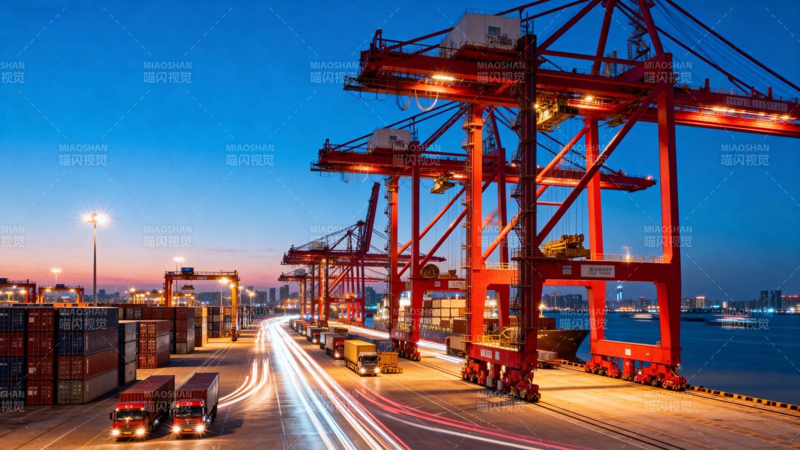 港口夜景繁忙运输图片