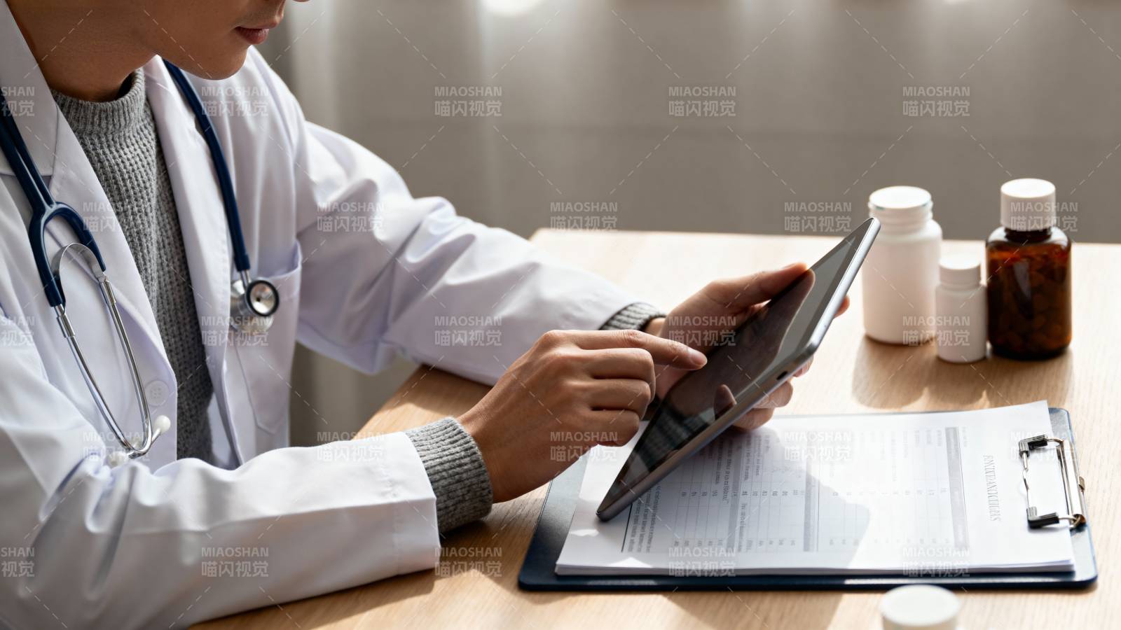 医生查看电子病历图片