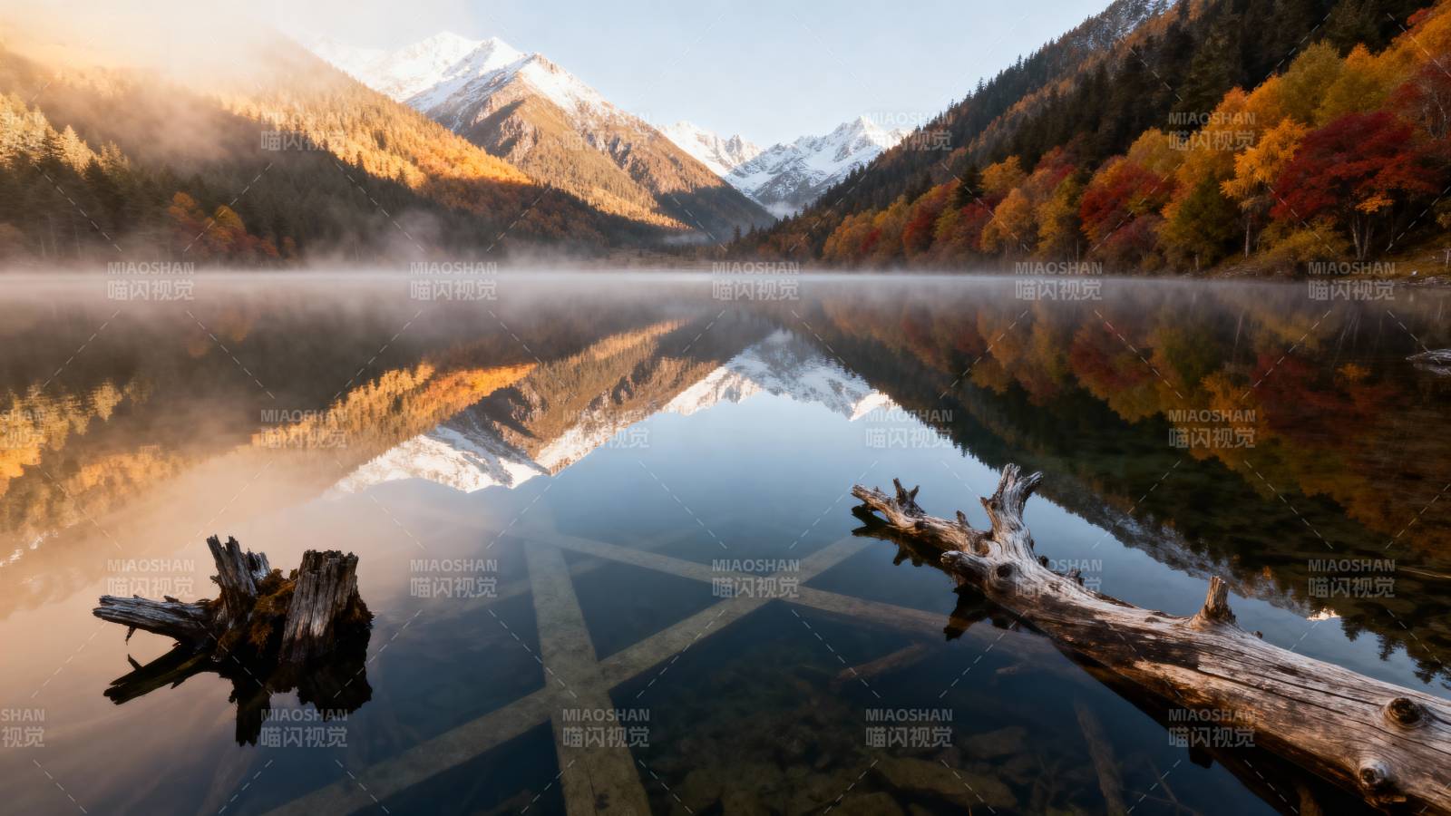 秋山倒影湖中图片