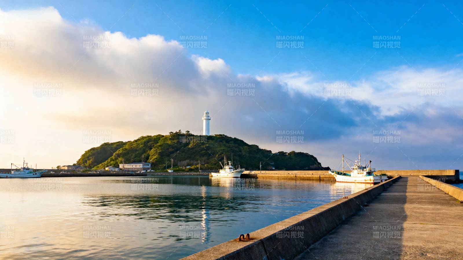 灯塔映水 宁静港湾图片