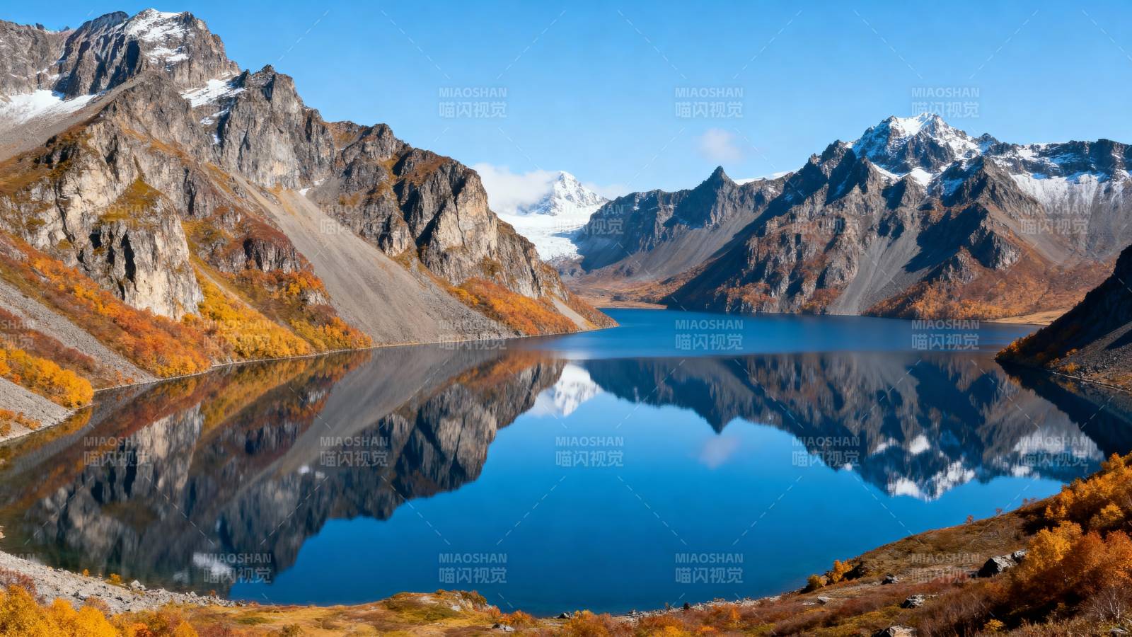 雪山湖镜秋色图片