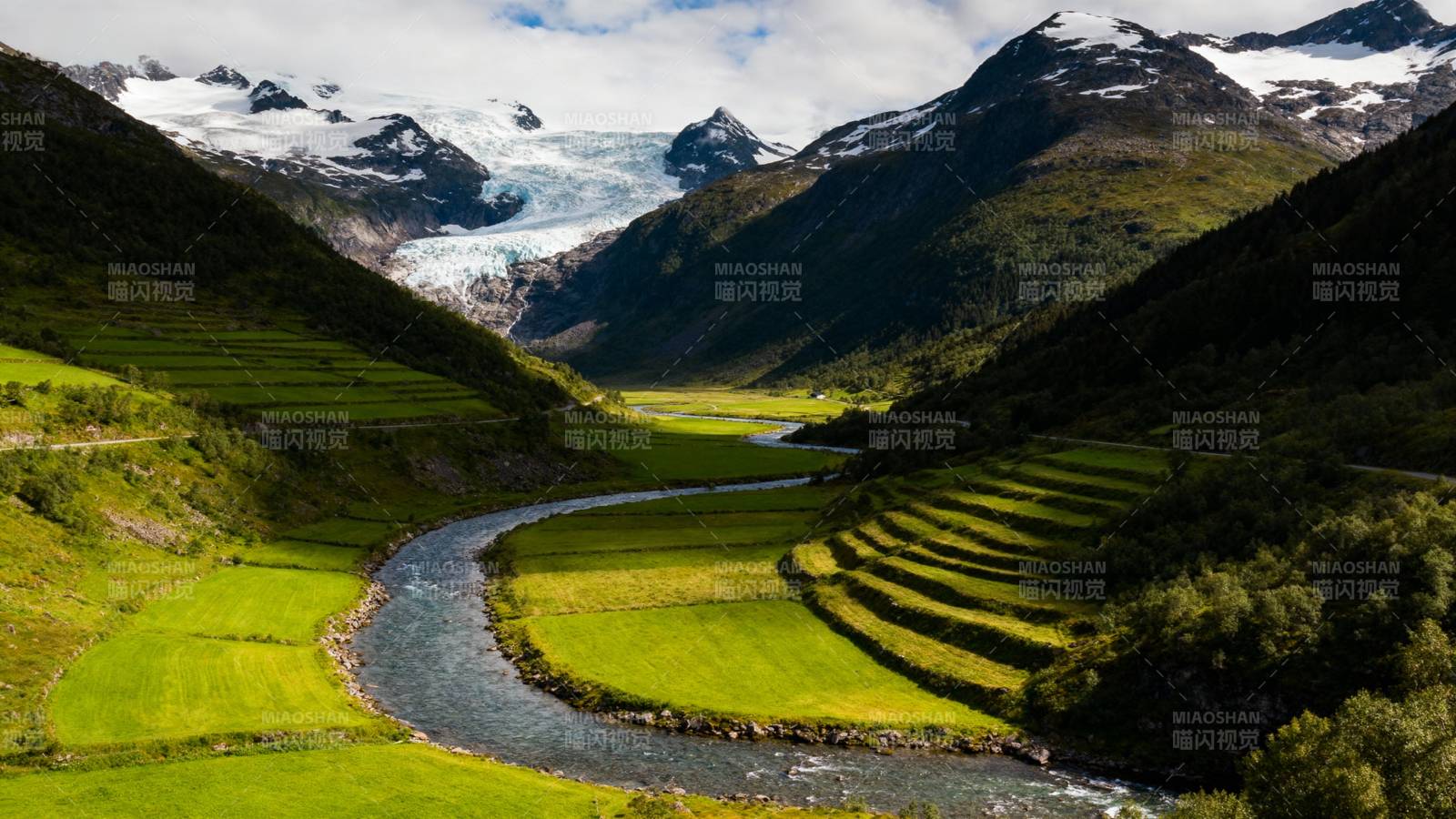 雪山溪谷绿野图片