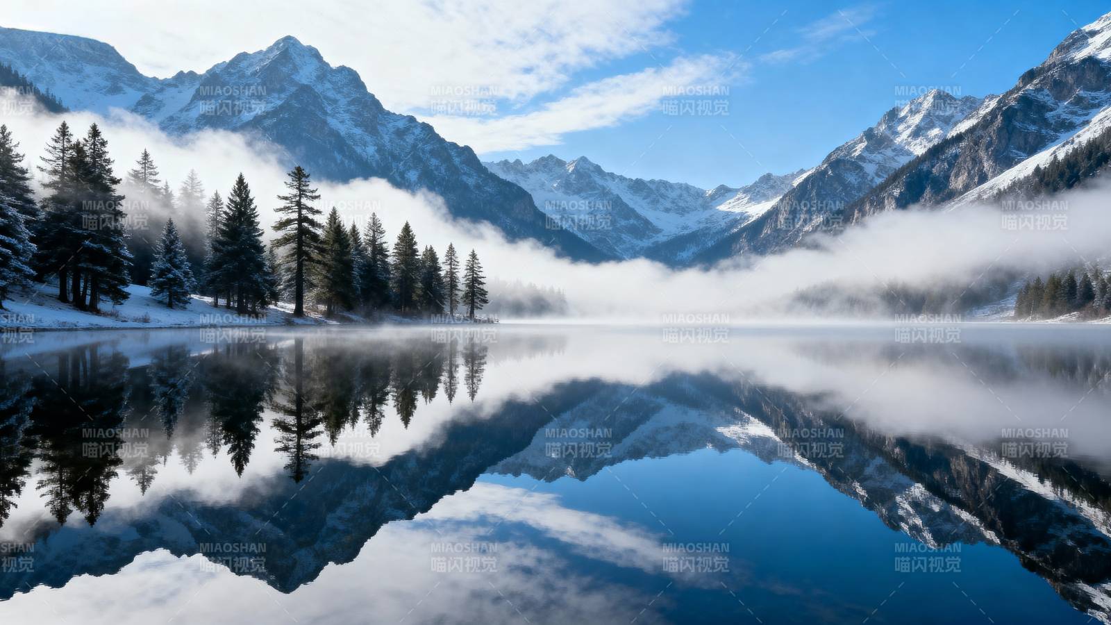 雪山湖镜 云雾缭绕图片
