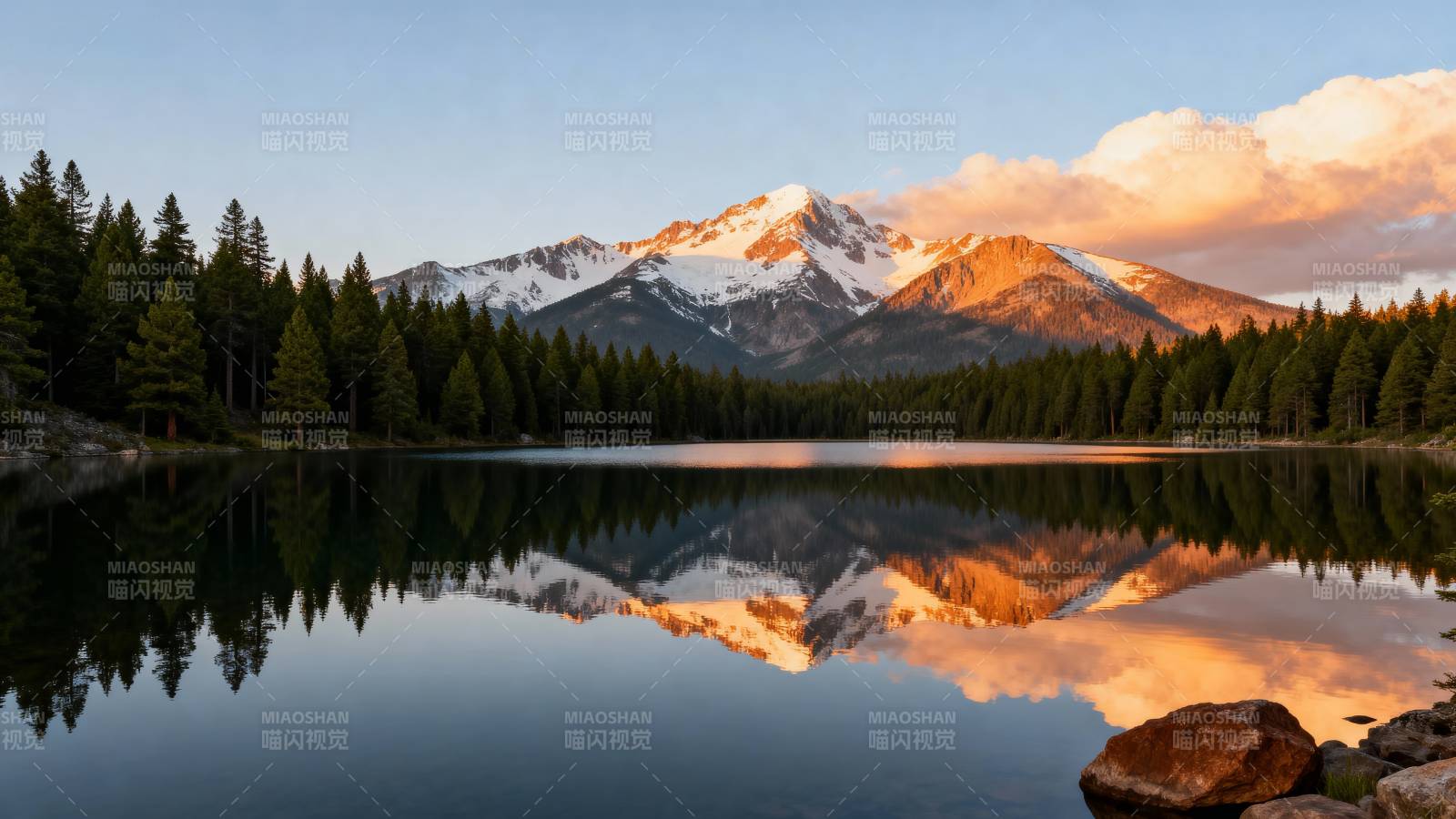 雪山倒影湖中图片