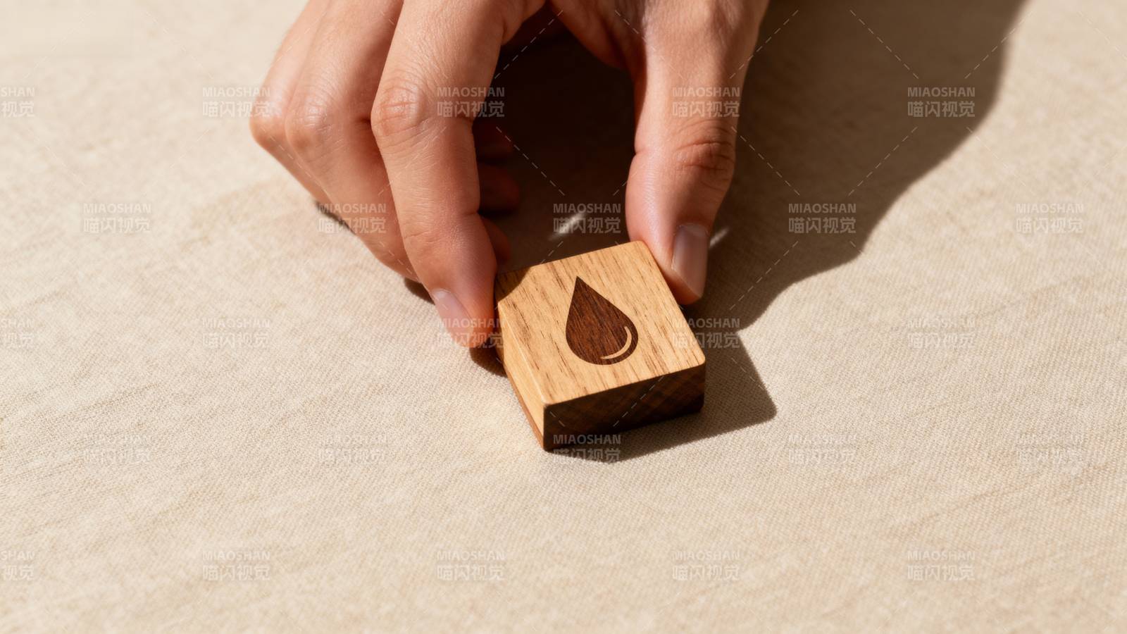 木块上的水滴图案图片