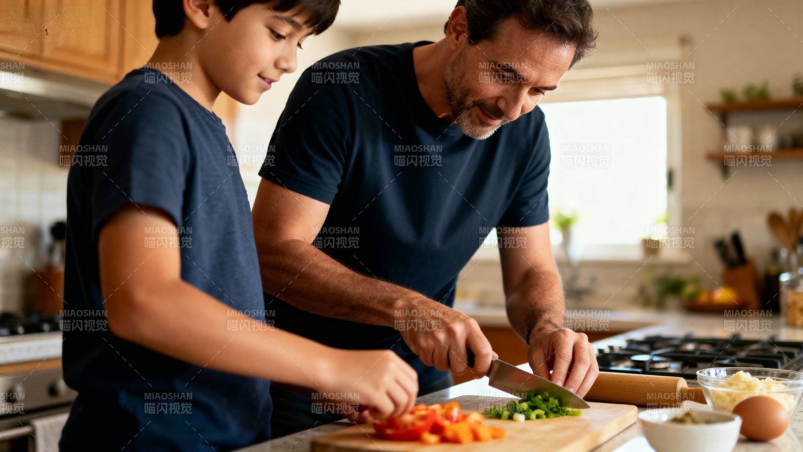 父子厨房共切菜图片