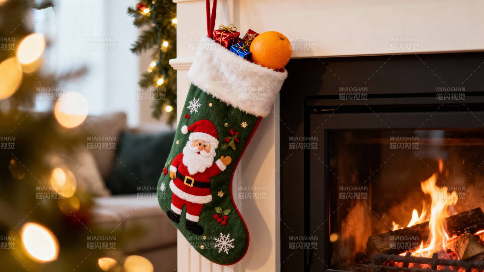 圣诞袜挂壁炉旁图片