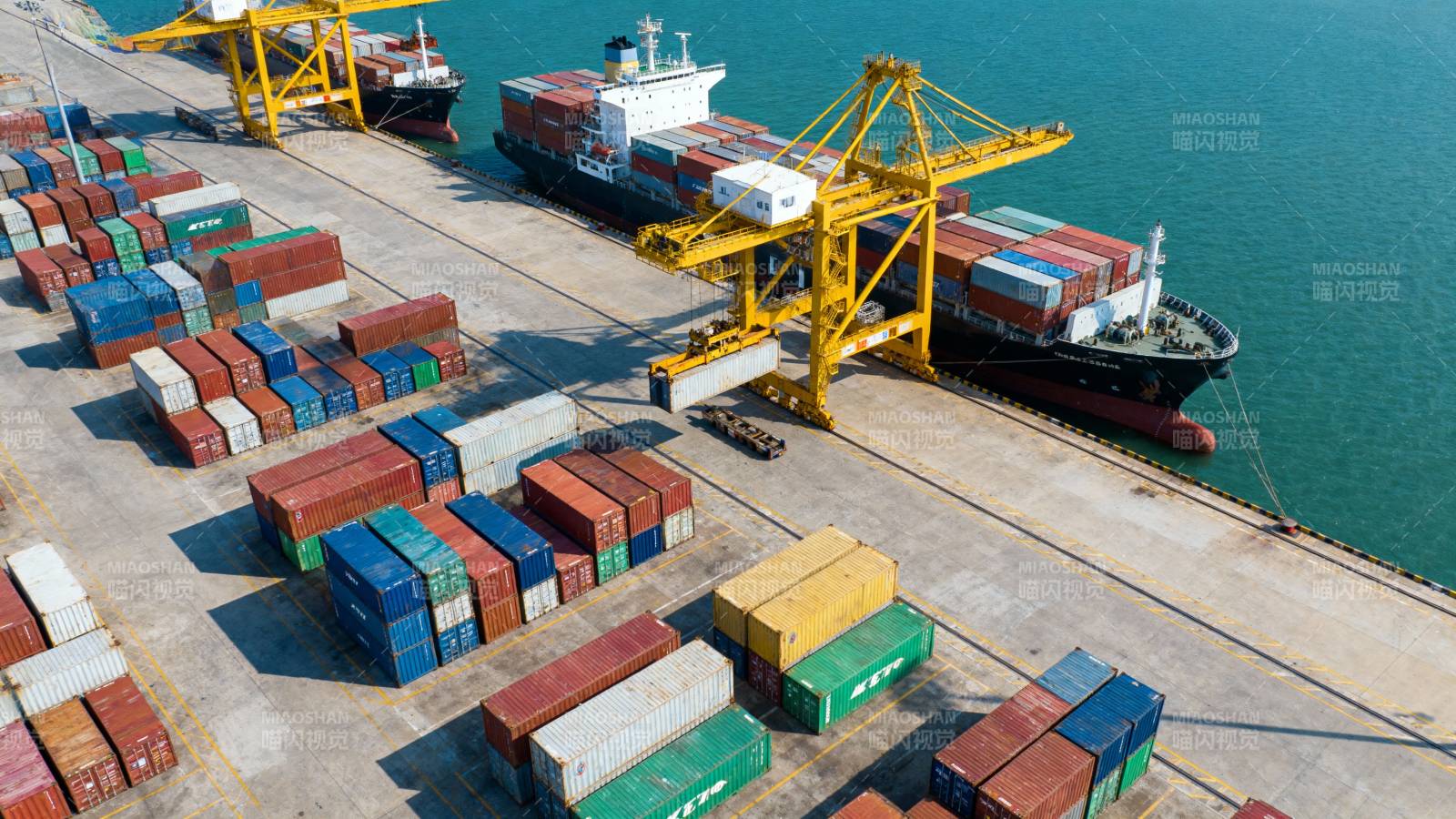 繁忙的集装箱港口图片