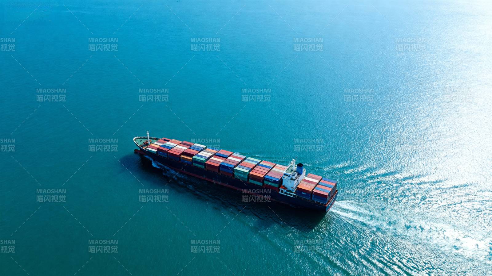 货轮航行于碧海图片