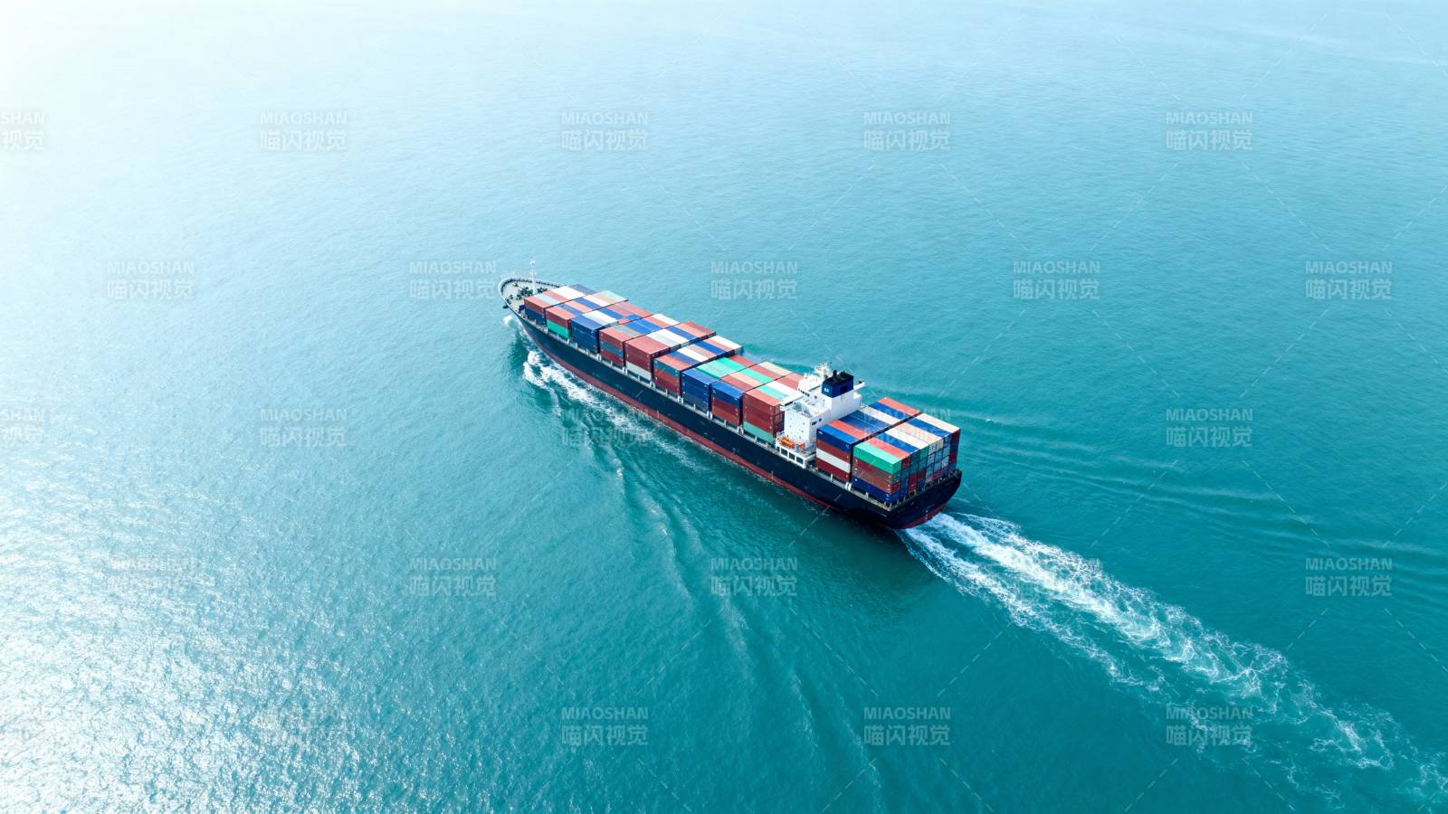 货轮航行于碧海图片