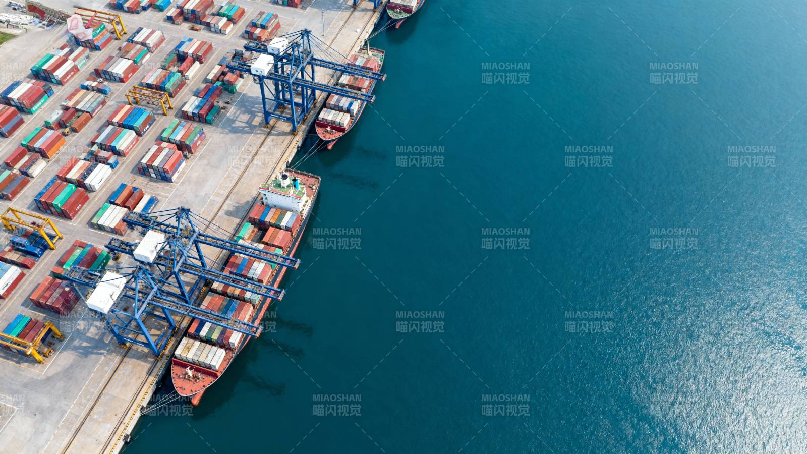 繁忙港口集装箱码头图片