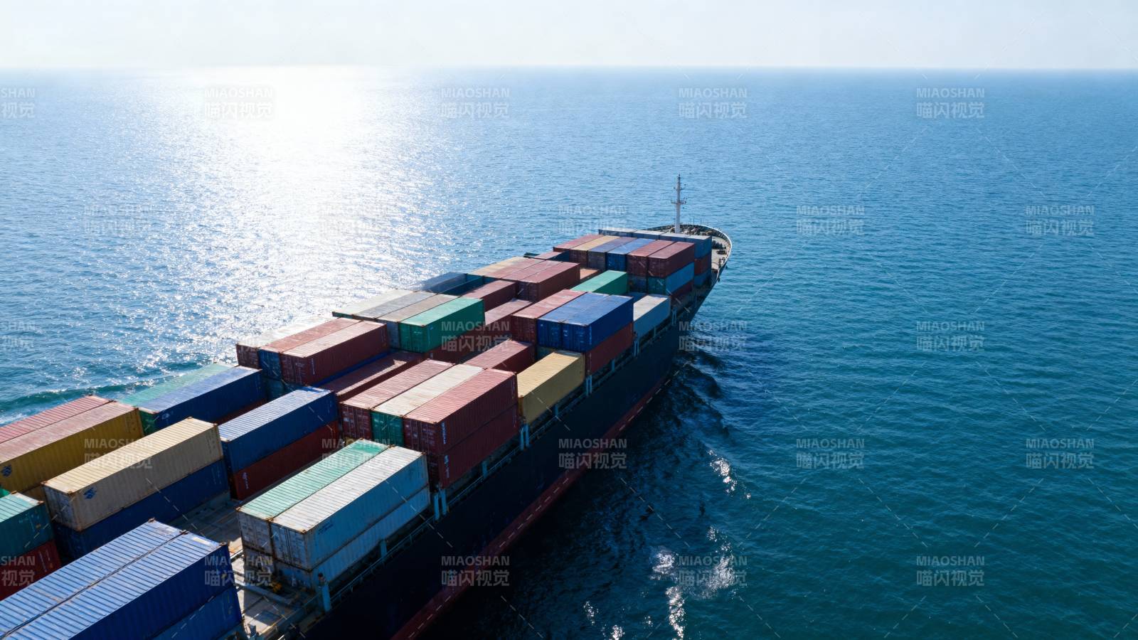 远洋货轮航行中图片