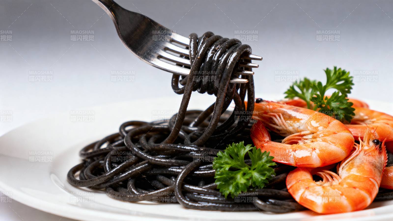 墨鱼汁意面配虾图片
