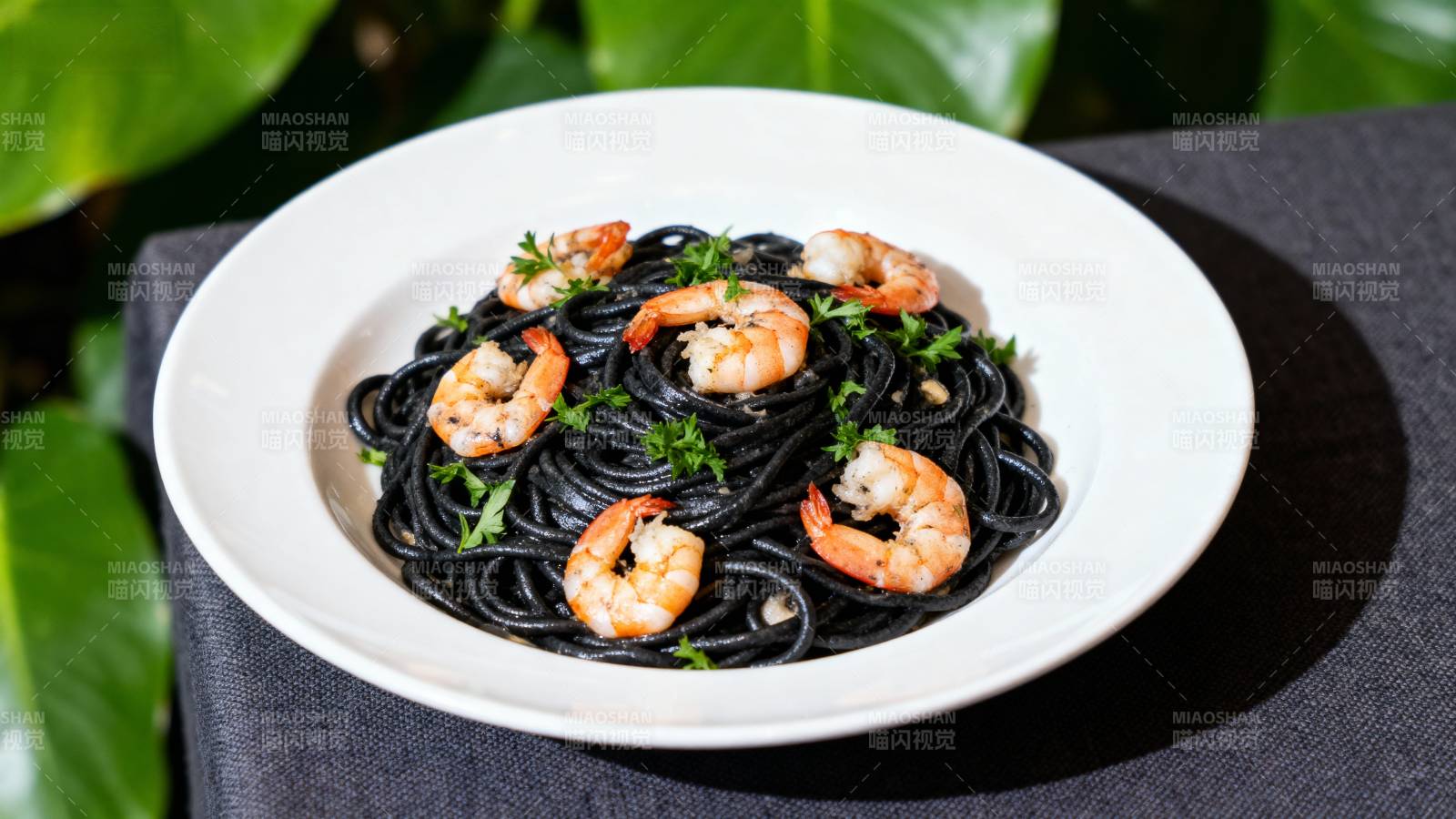 墨鱼汁意面配虾仁图片