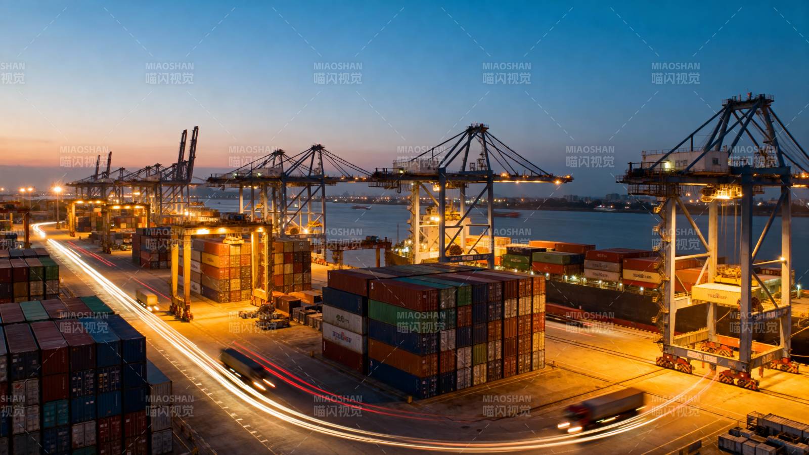 繁忙港口夜景图片