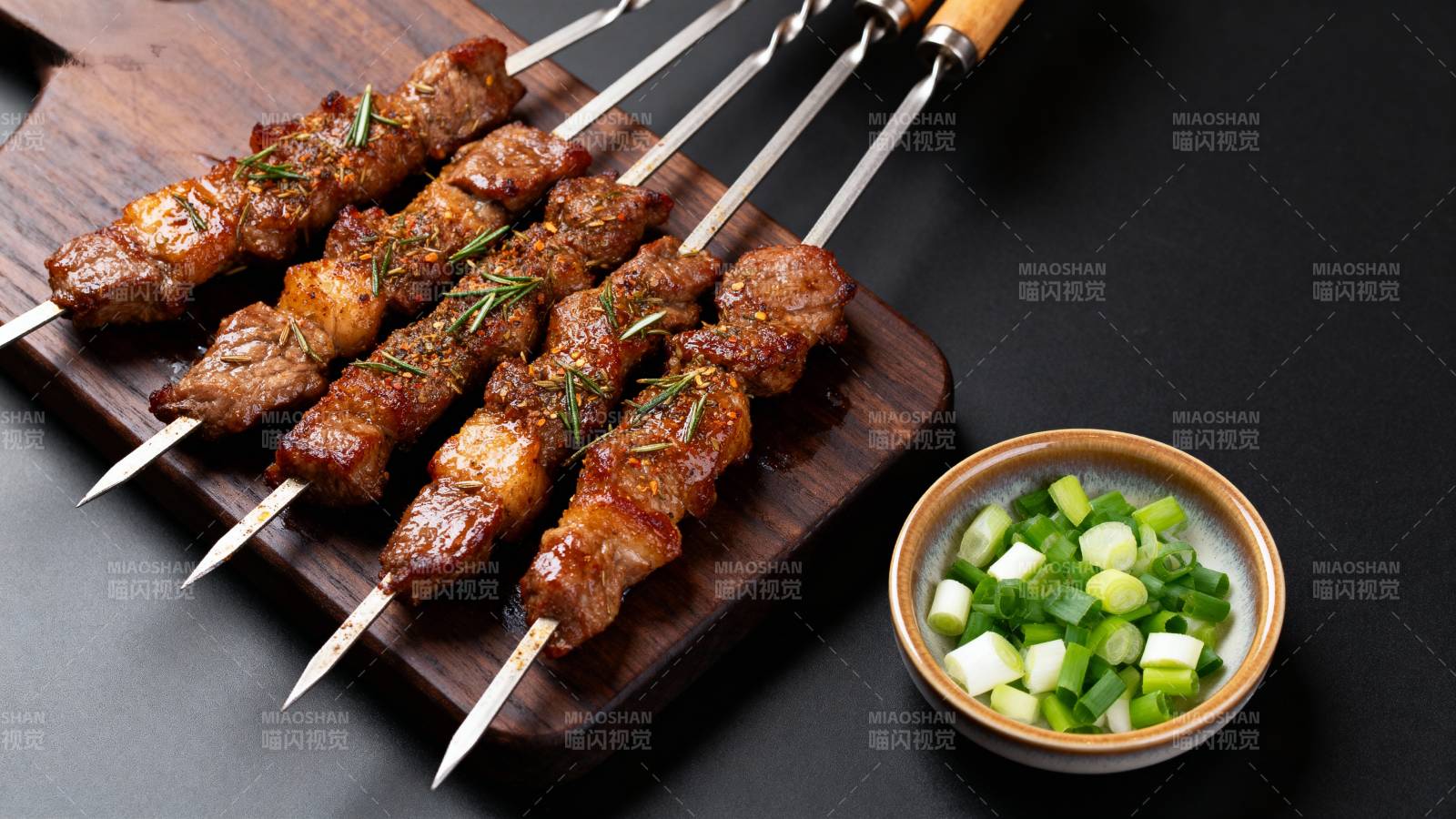 烤肉串配青葱蘸料图片