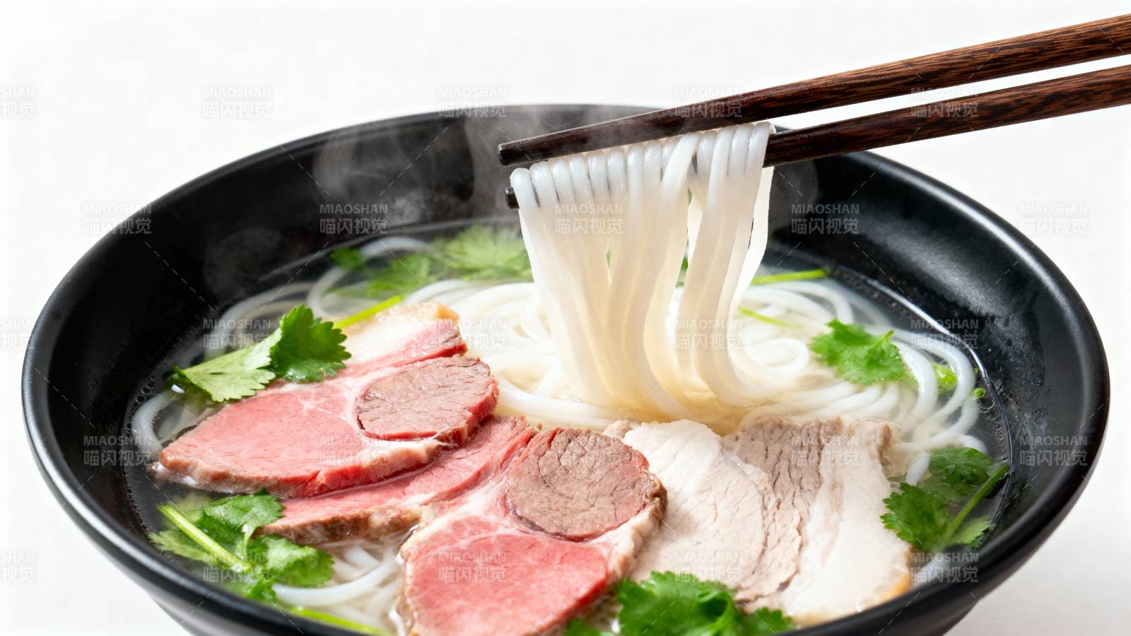 热气腾腾的牛肉面图片