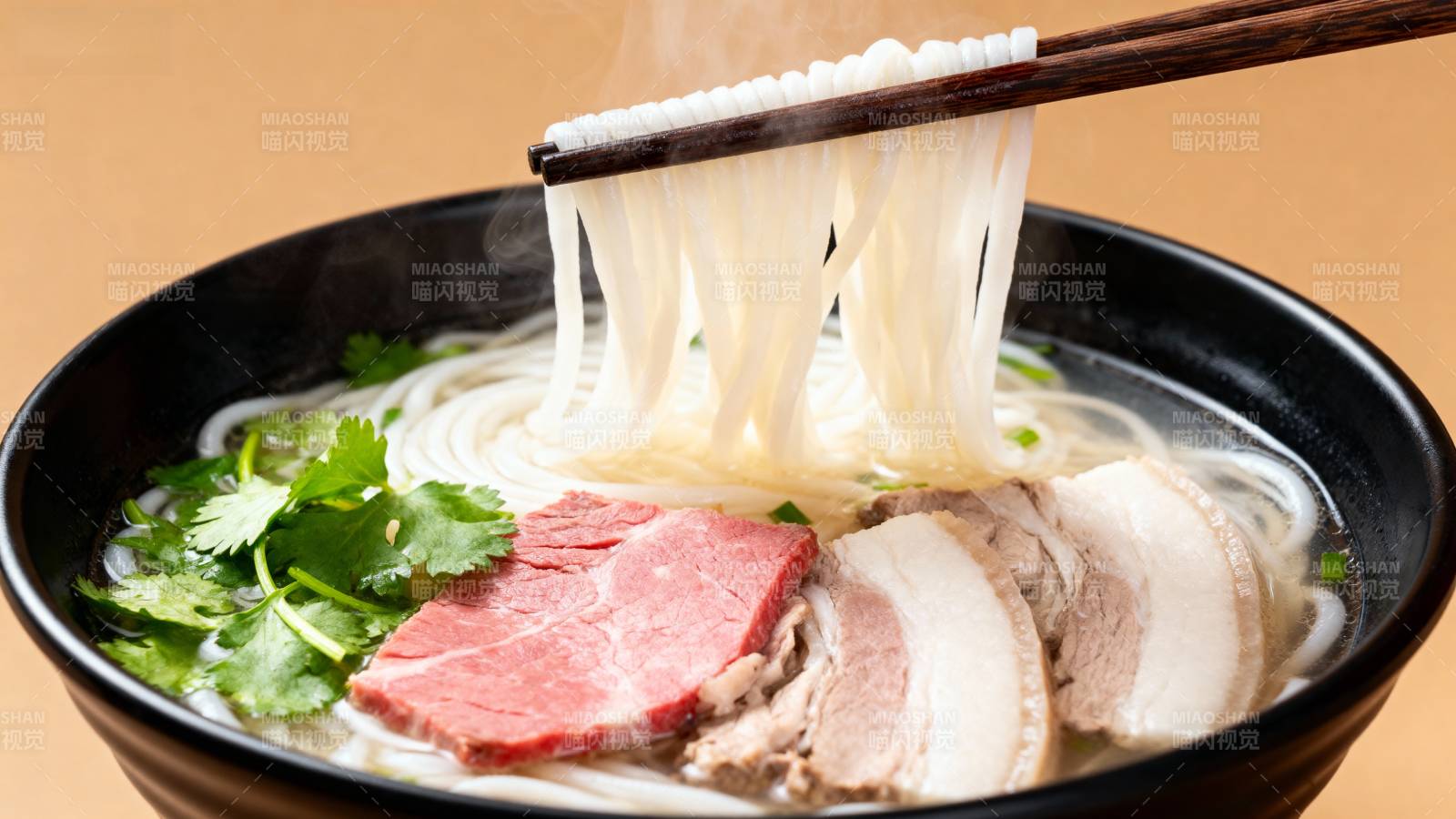 热气腾腾的牛肉面图片