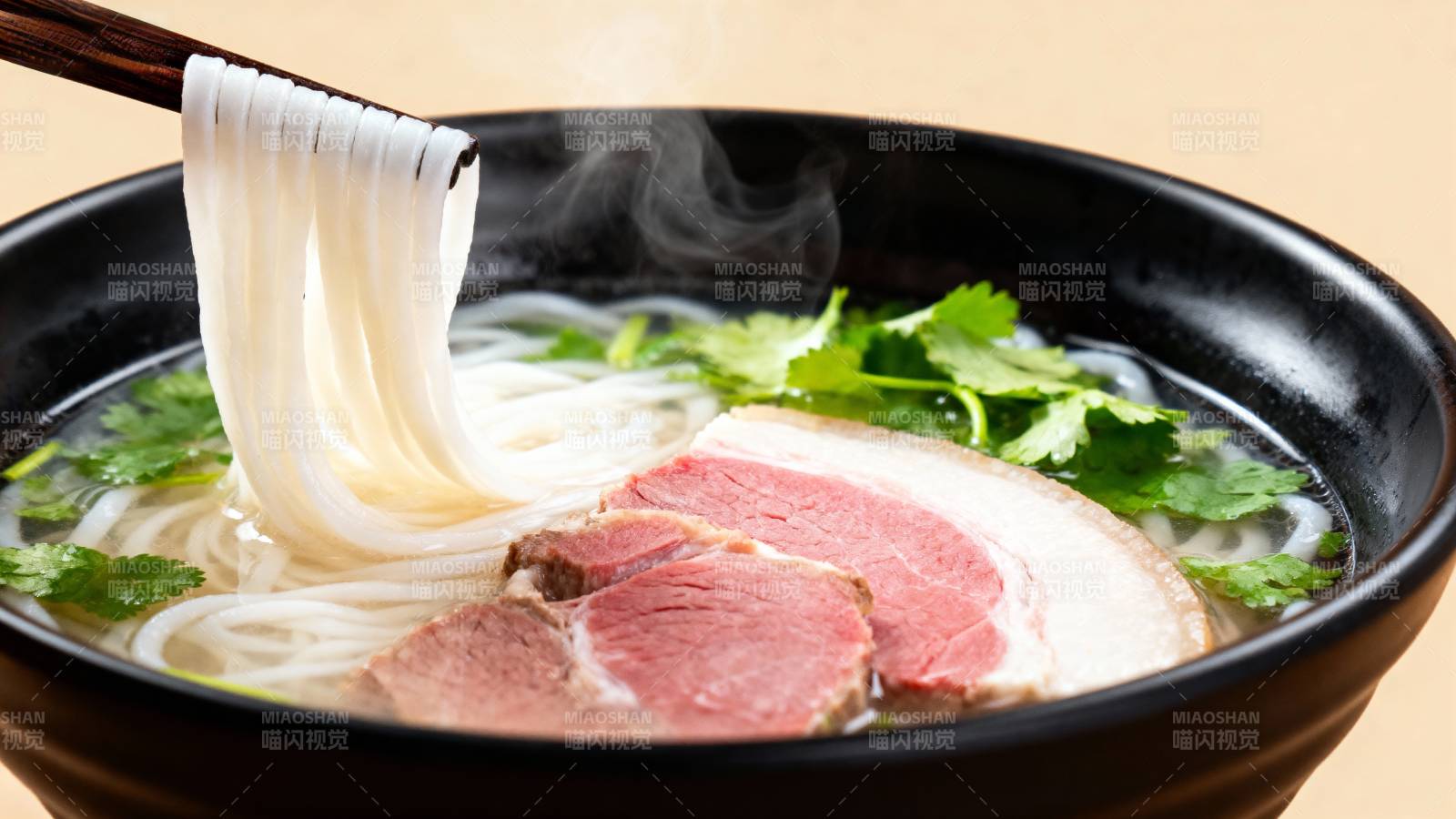 热气腾腾的牛肉面图片